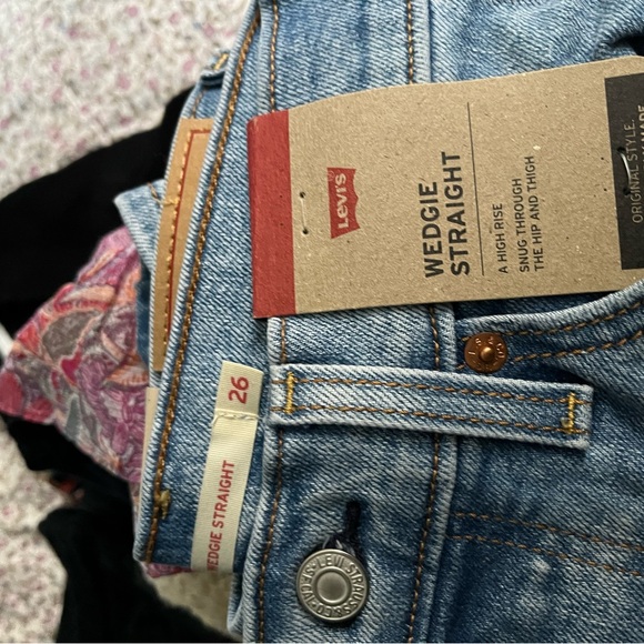 Levi's® Wedgie Destructed Straight Jeans NWT Light Wash - Picture 4 of 7